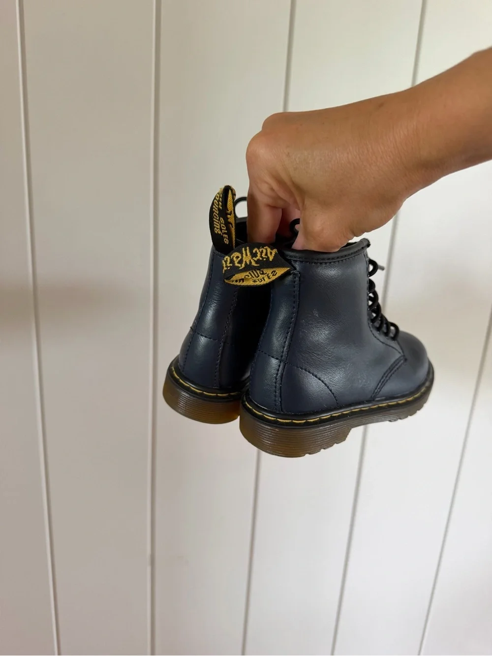 Dr. Martens classic lace
